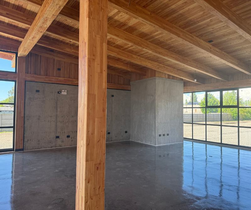 Pilar de madera laminada, ventanales y núcleo de hormigón